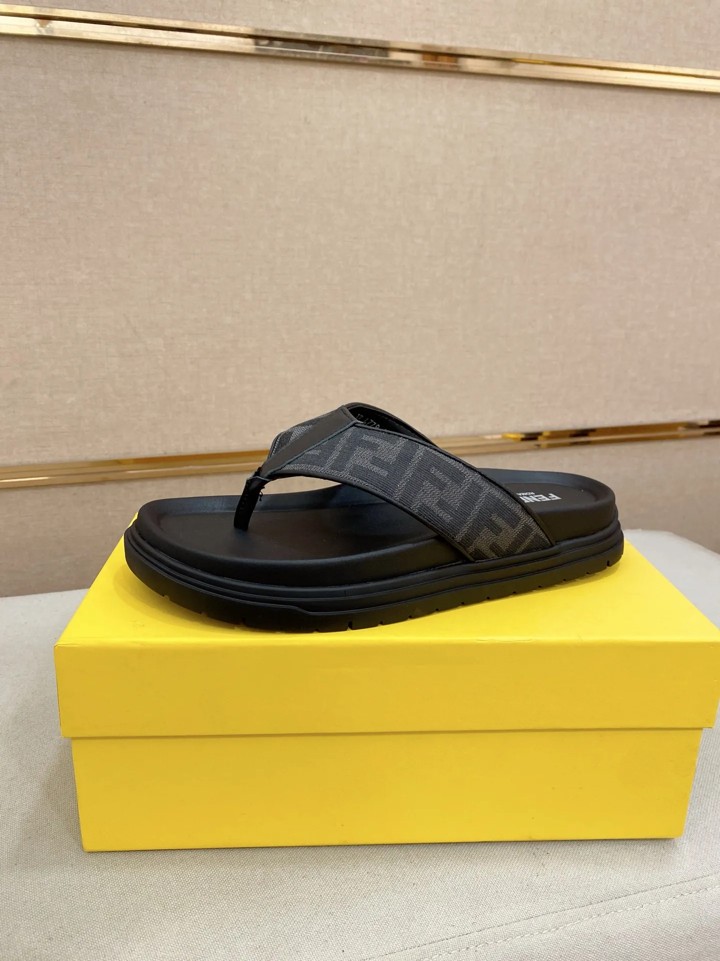 Factory price: 320💰 [Fendi Slippers] High-end brand of men's shoes, official website 1:1 latest masterpiece: original mold customization, the fabric is made of imported original materials, upgraded outsole, lighter and non-slip. The market's top quality, simple yet tasteful, a must-have for fashionistas, fashionable at your feet, full of confidence, the same style at the counter 👍The season of summer slippers is here. Code: 38-44 (45 is custom-made and cannot be returned or exchanged)